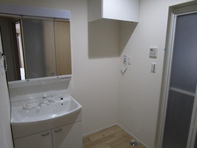 洗面設備　ゆったりとスペースのある洗面所