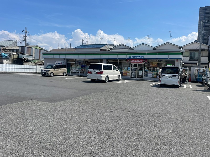 コンビニ　ファミリーマート 堺日置荘原寺店（コンビニ）まで495m