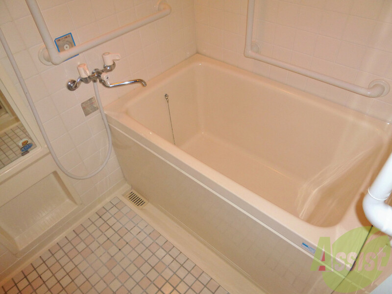 バス・シャワールーム　子供と一緒に入れる大きめの浴槽です。会話が弾みますよ。