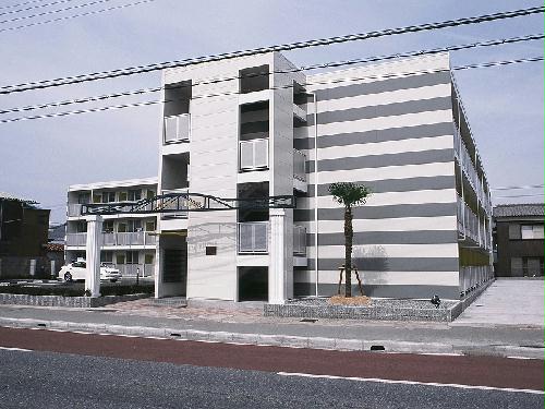 建物外観　バス停近く。雨の日もすぐに姫路駅まで行けますよ♪