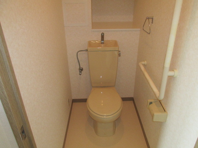 トイレ　きれいなトイレです、手すりもついてます。