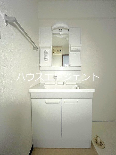 洗面設備　※別号室の写真です。　脱衣所十分なスペースがございます