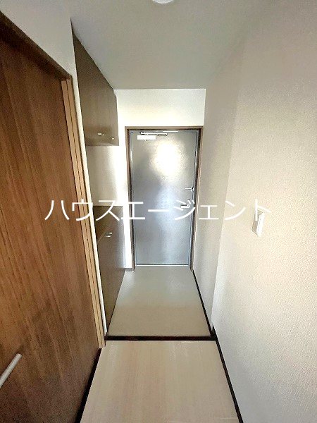 玄関　※別号室の写真です。　玄関、シューズボックスは上下ありますの