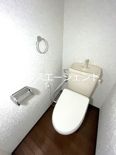 トイレ　※別号室の写真です。　ウォッシュレット機能付のトイレです