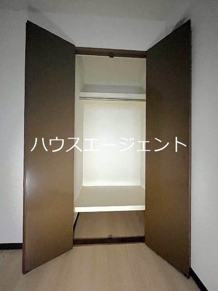 収納　※別号室の写真です。　クローゼット収納は奥行があります