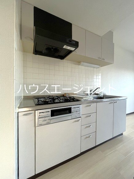 キッチン　※別号室の写真です。　システムキッチンなので