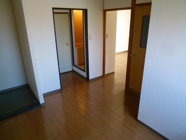 居室・リビング　同物件の類似写真