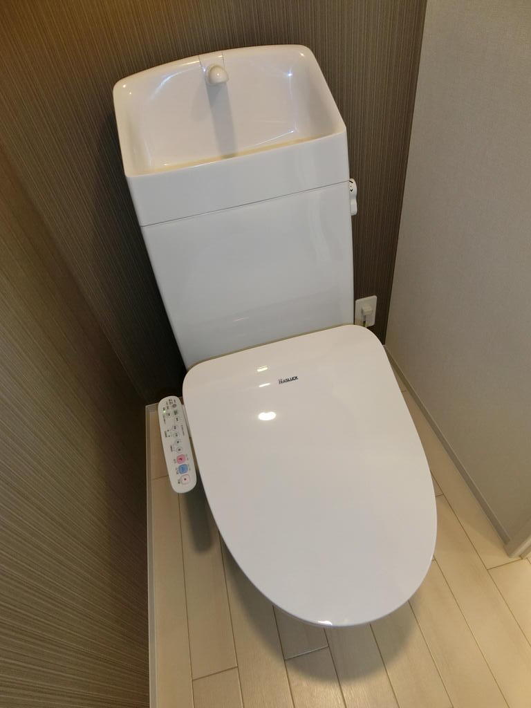 トイレ　類似物件の写真、配色に違いあり