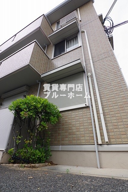 建物外観　軽量鉄骨造3階建ての物件！