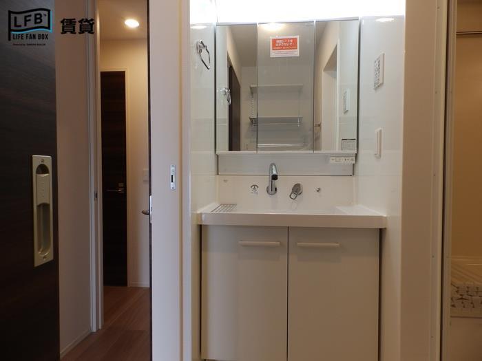 洗面設備　※間取りの異なるお部屋の写真です。