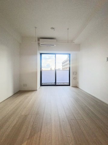 居室・リビング　落ち着いた色合いの床材を使用した居住空間です。