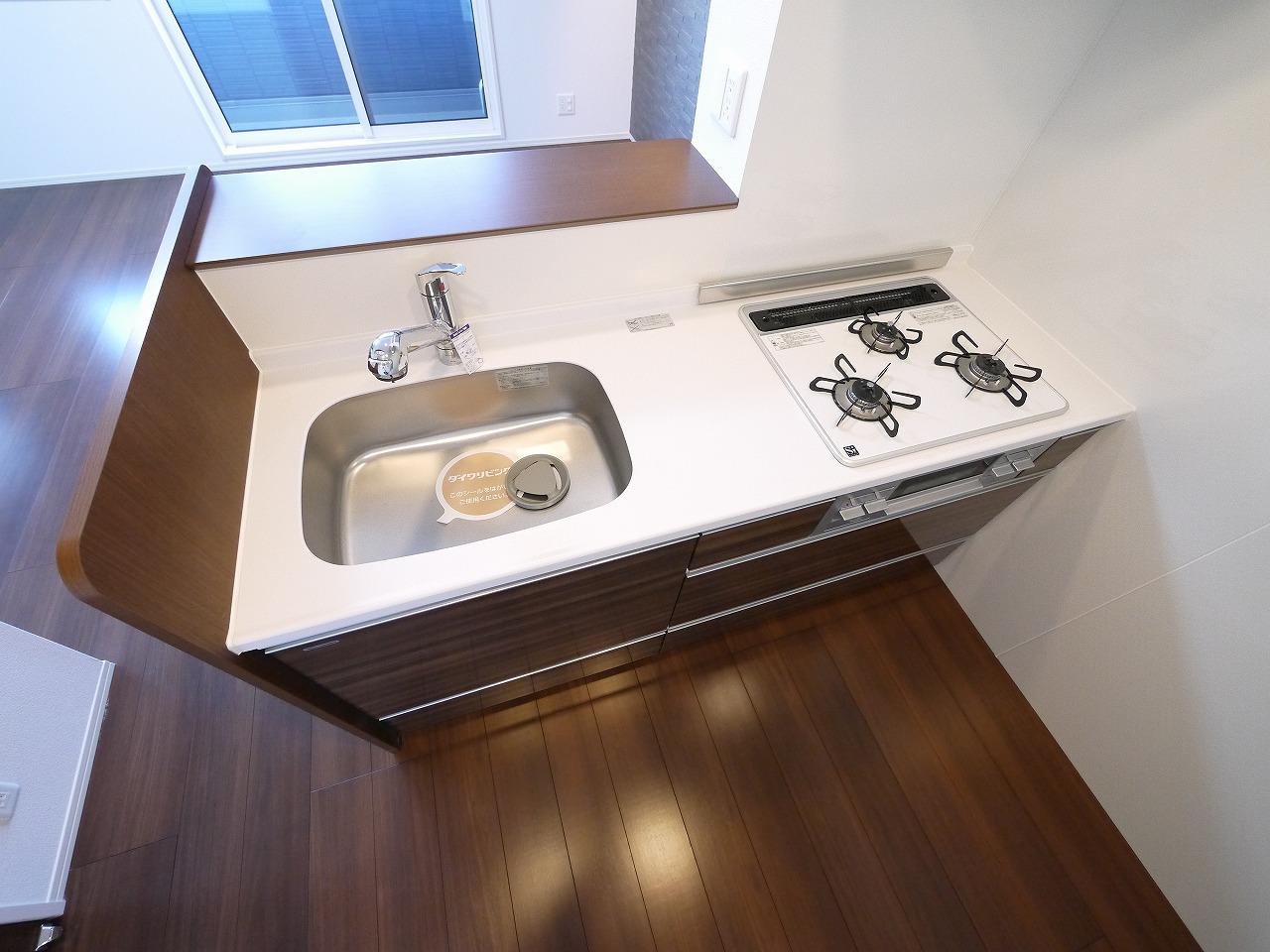 キッチン　３口コンロのシステムキッチンです