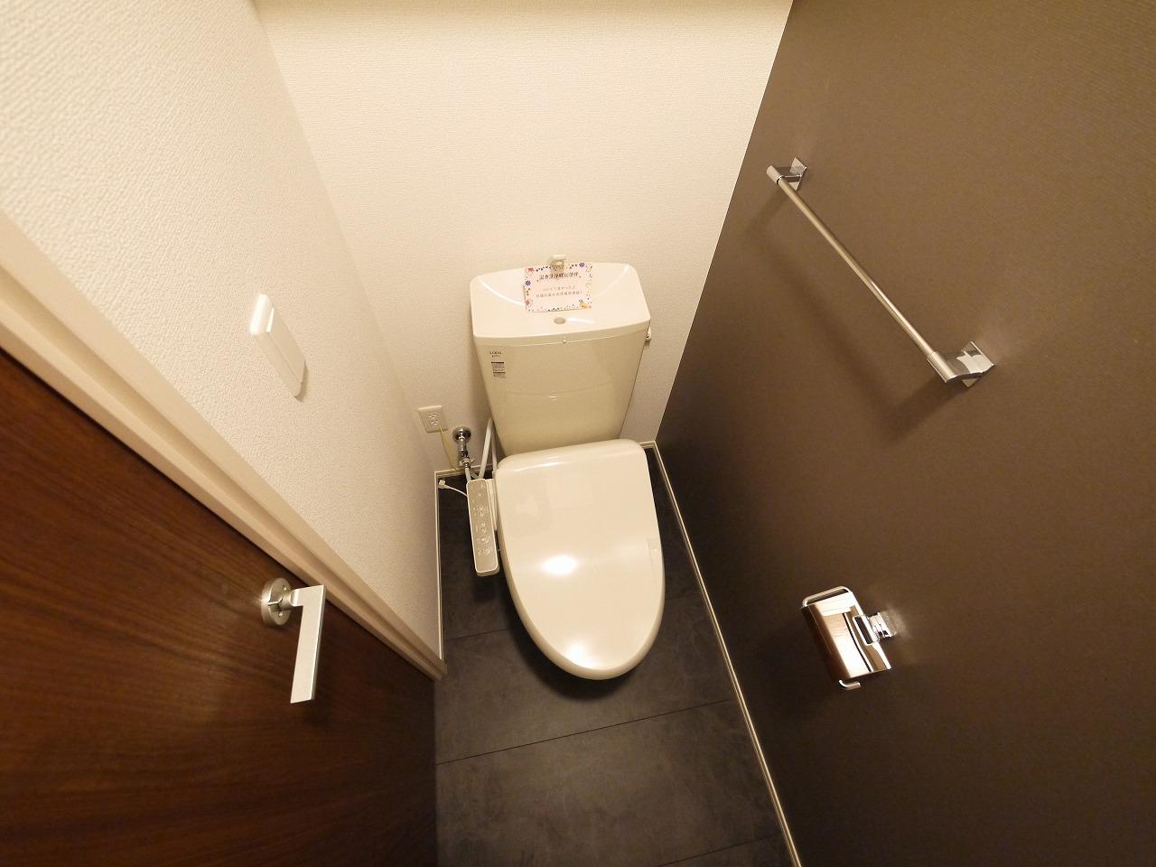 トイレ　落ち着いた色調のトイレです