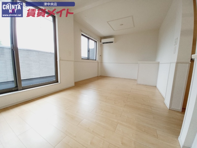 居室・リビング　同物件別部屋写真