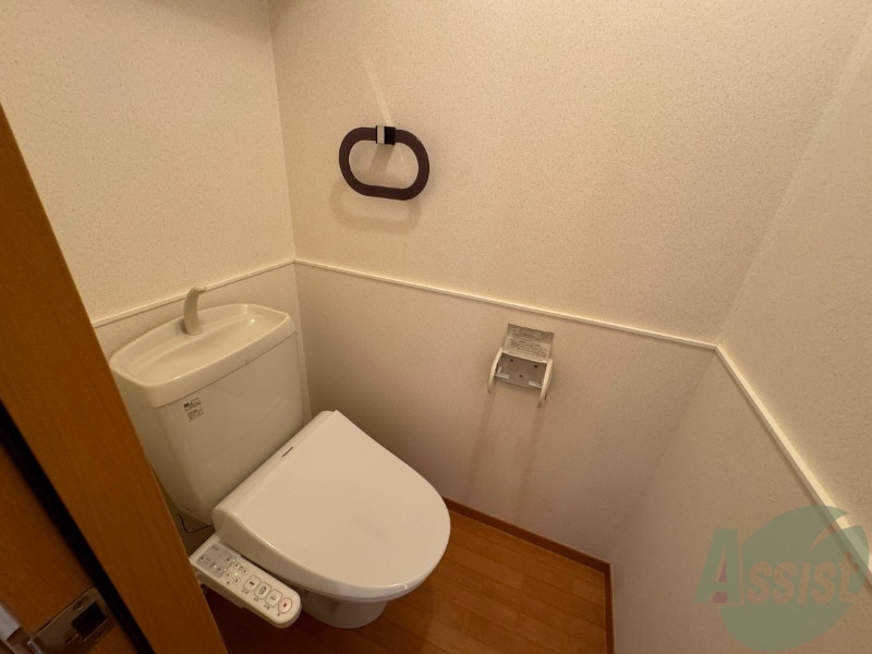トイレ　トイレはウォシュレット機能付きです。安心して使用できますね。