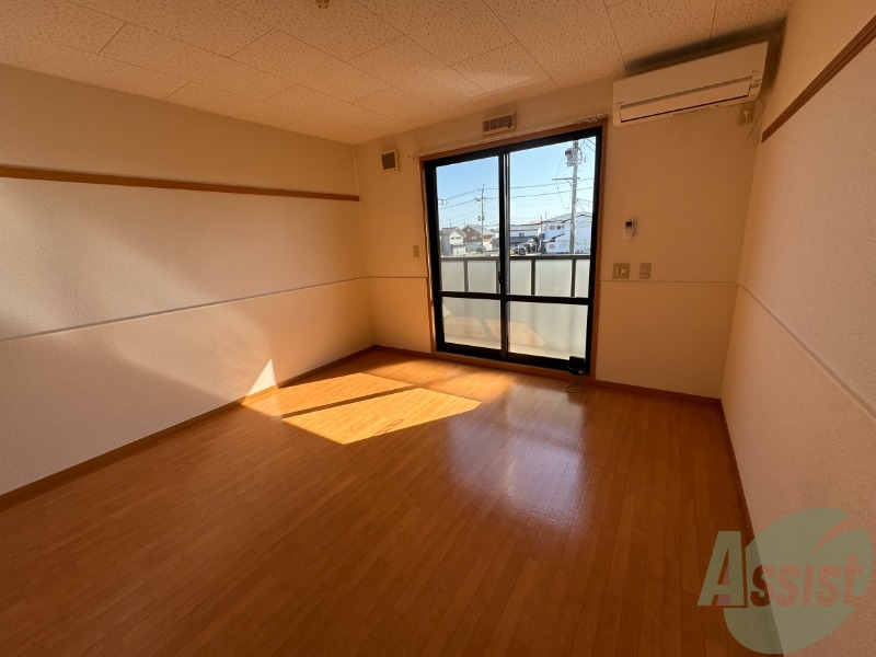 居室・リビング　８帖の洋室です。生活のメインとなる部屋ですね。