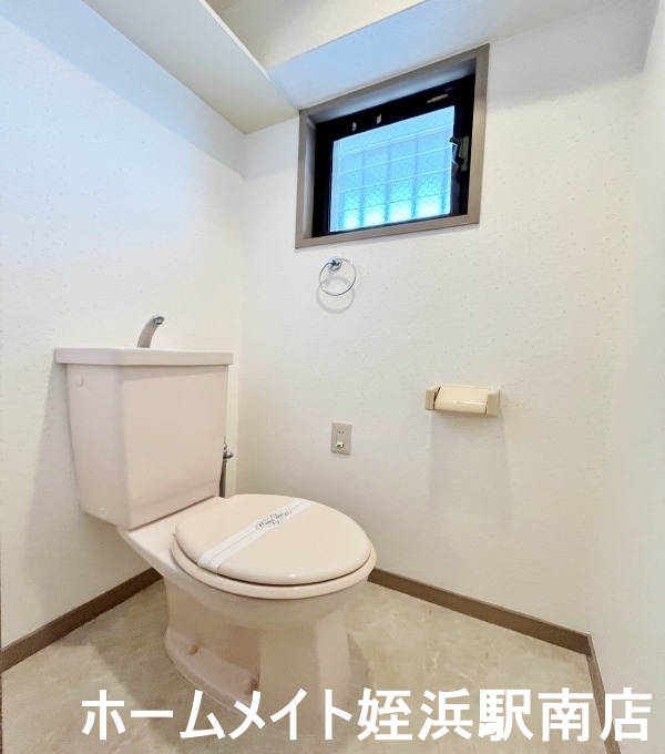 トイレ　★上部棚、窓付きのトイレ♪★