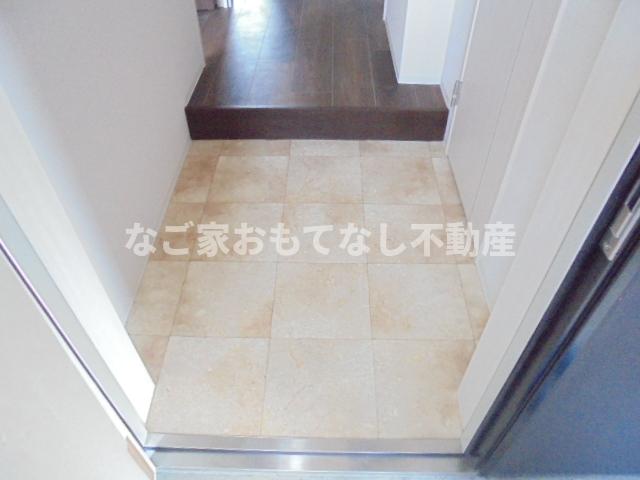 玄関　コンフォートリンク　お問合せはなご家おもてなし不動産へ。