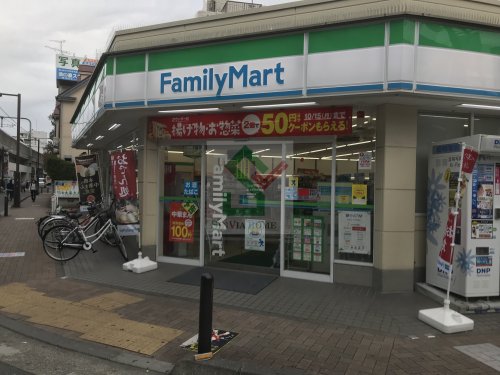 コンビニ　ファミリーマート富士見台駅前店（コンビニ）まで403m