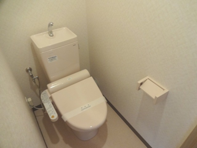 トイレ　冬場も安心の温水洗浄便座です！
