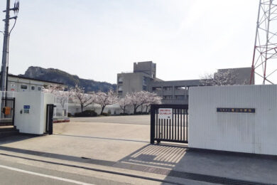 中学校　竜山中学校（中学校）まで1970m