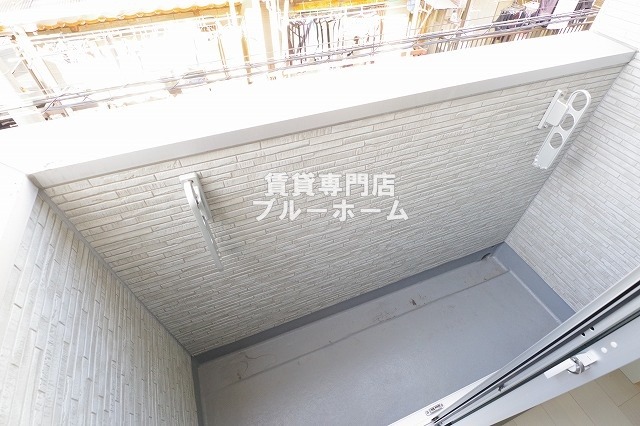バルコニー　壁が高いので洗濯物が目立ちません！