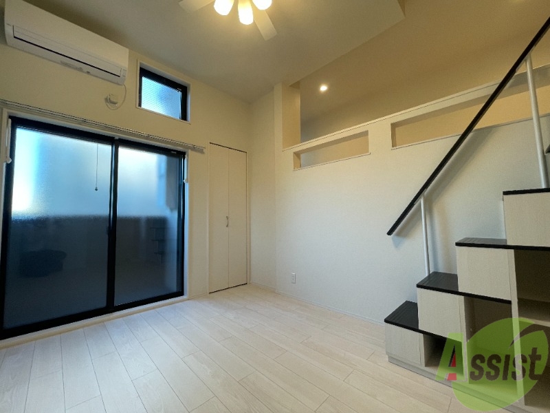 居室・リビング　こちらは、６．２帖の洋室です。広々としたお部屋ですね