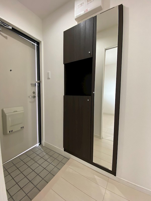 玄関　実際のお部屋は反転タイプとなります。