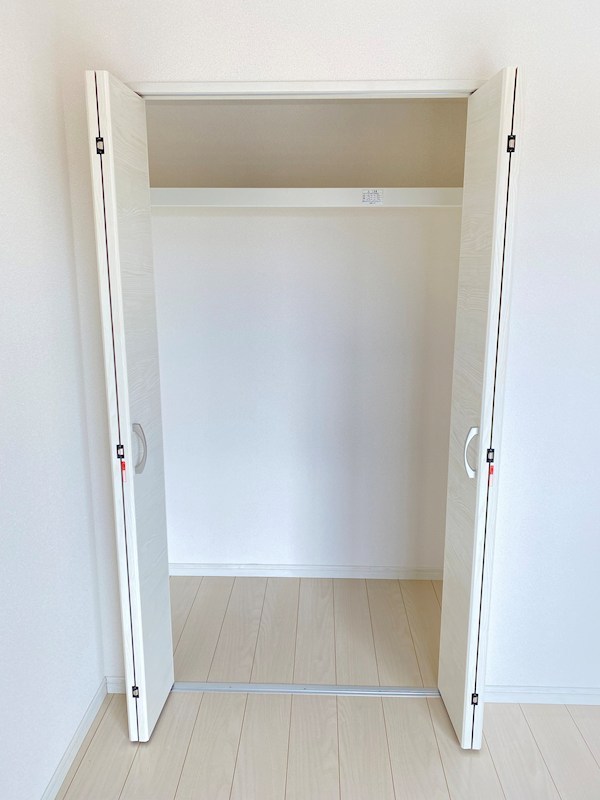 収納　実際のお部屋は反転タイプとなります。
