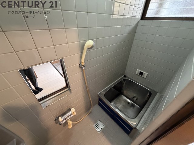 バス・シャワールーム　窓付きで換気が楽々！追い焚き機能付き