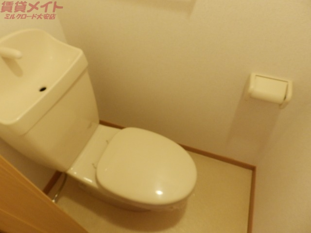 トイレ　同型参考写真です。