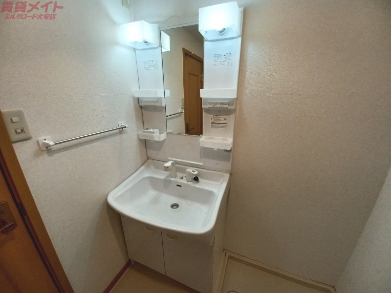 洗面設備　同型参考写真です。