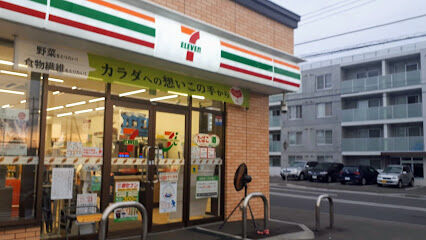 コンビニ　セブンイレブン札幌月寒東水源池通店（コンビニ）まで377m
