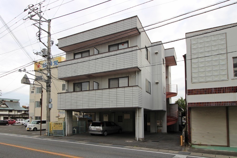 建物外観　鉄骨3階建