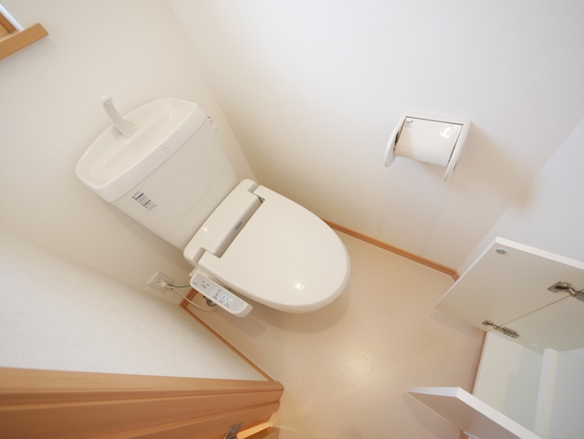 トイレ　★嬉しい温水洗浄便座付のトイレです★