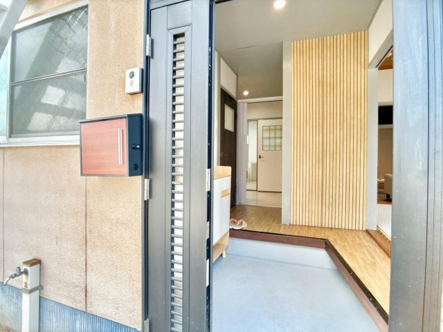 建物外観　外壁にはおしゃれな自動照明を設置！