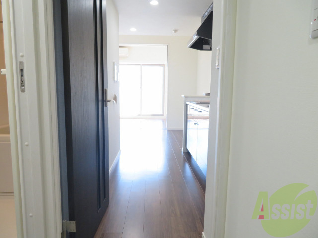 玄関　玄関からの目線です。光が差し込む素敵なお部屋ですよ。