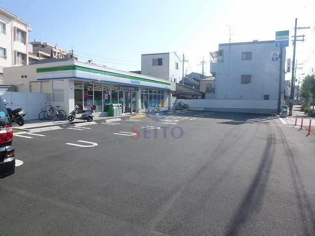 コンビニ　ファミリーマート豊中岡町北店（コンビニ）まで735m