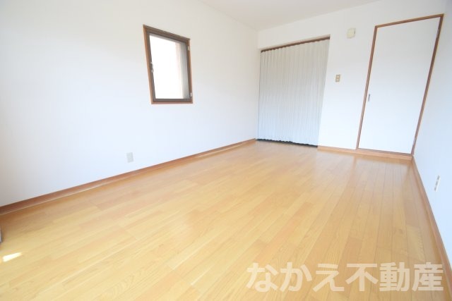 その他部屋・スペース　落ち着いた色調の寝室です