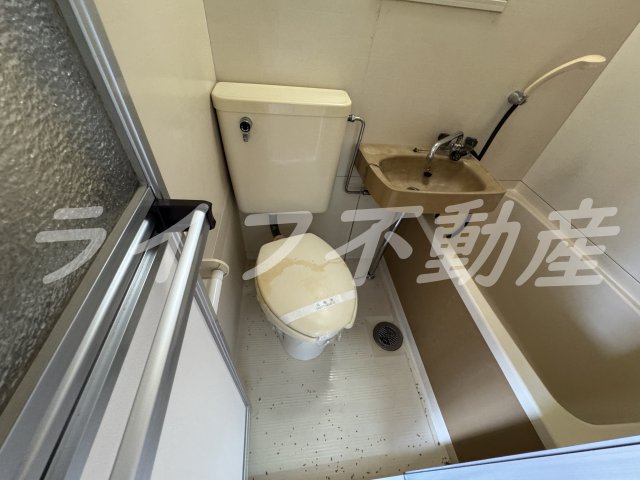 トイレ　落ち着いた色調のトイレです