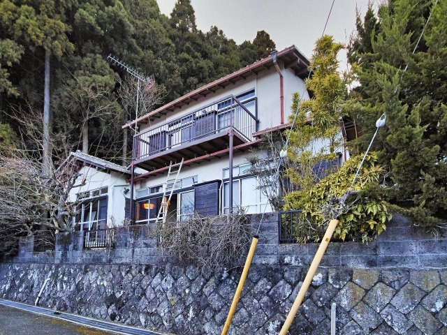 建物外観　東南側道路より高い立地