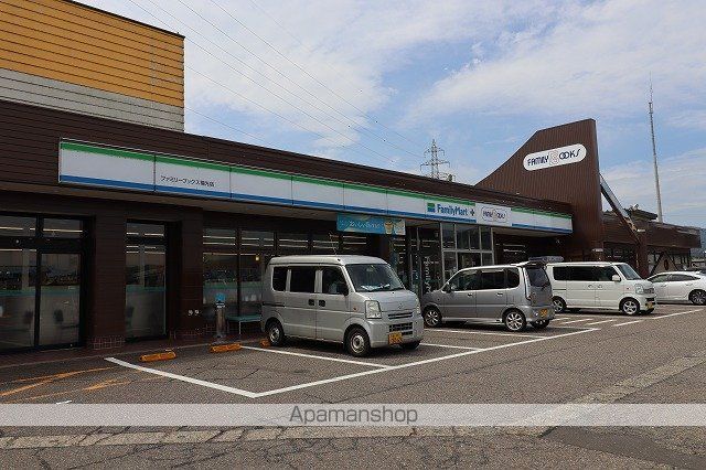 コンビニ　ファミリーマート（コンビニ）まで589m