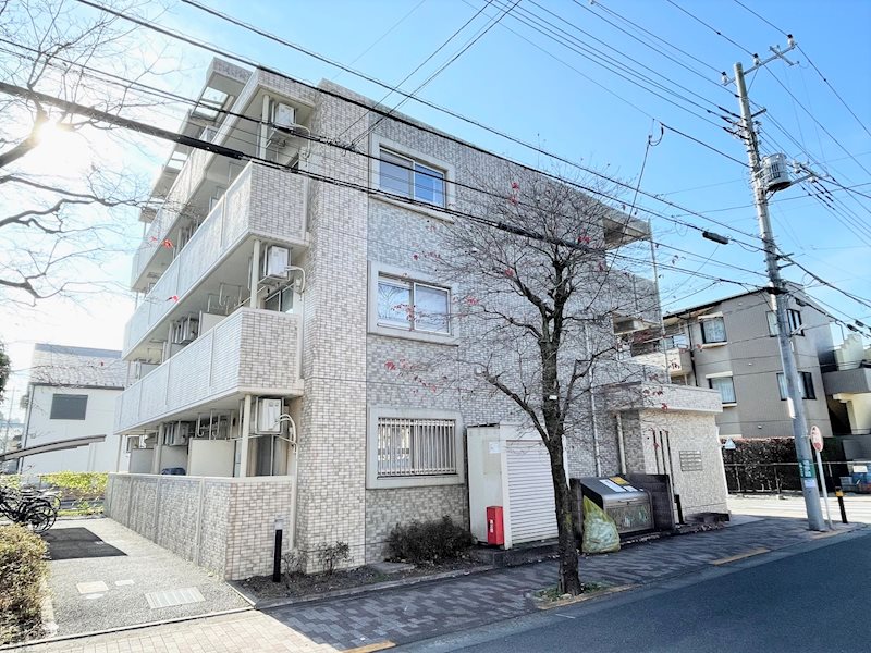 建物外観　タイル貼りのモダンな外観