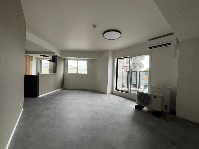 居室・リビング　広くてキレイなお部屋が広がっていて、充実した生活が送れそう。