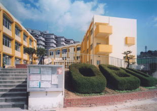 中学校　神戸市立小部中学校（中学校）まで1610m