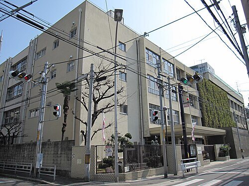 小学校　大阪市立高津小学校（小学校）まで445m