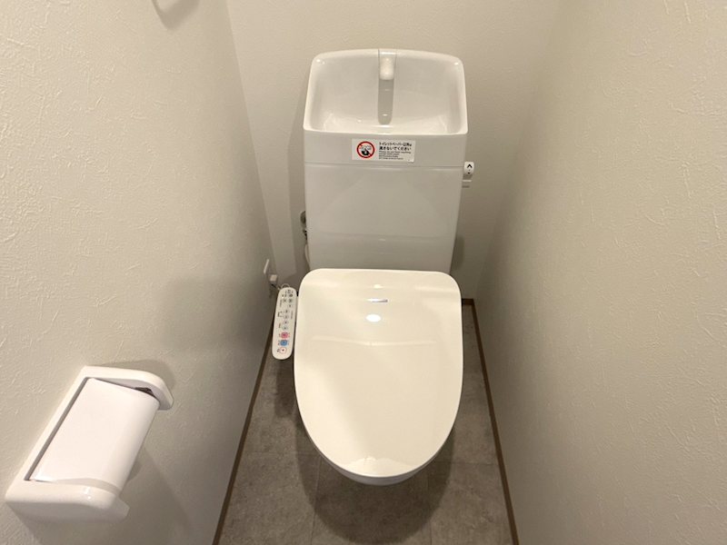 京王線 明大前駅 徒歩10分 4階建 築1年のトイレ写真
