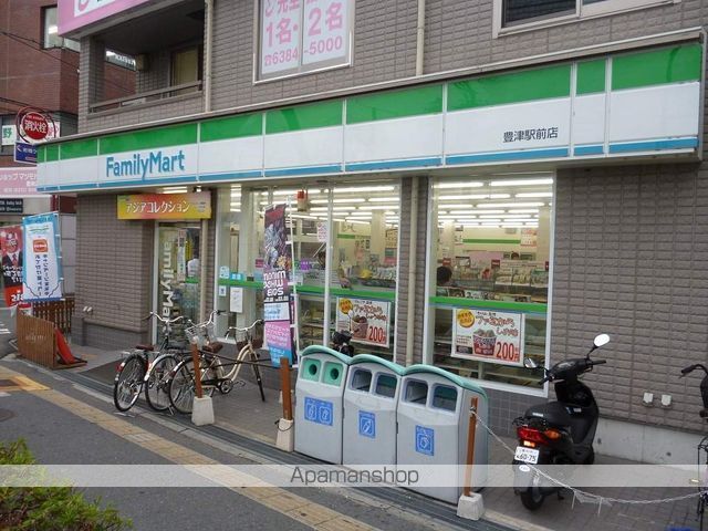 コンビニ　ファミリーマート（コンビニ）まで220m
