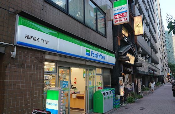 コンビニ　ファミリーマート西新宿五丁目店（コンビニ）まで346m