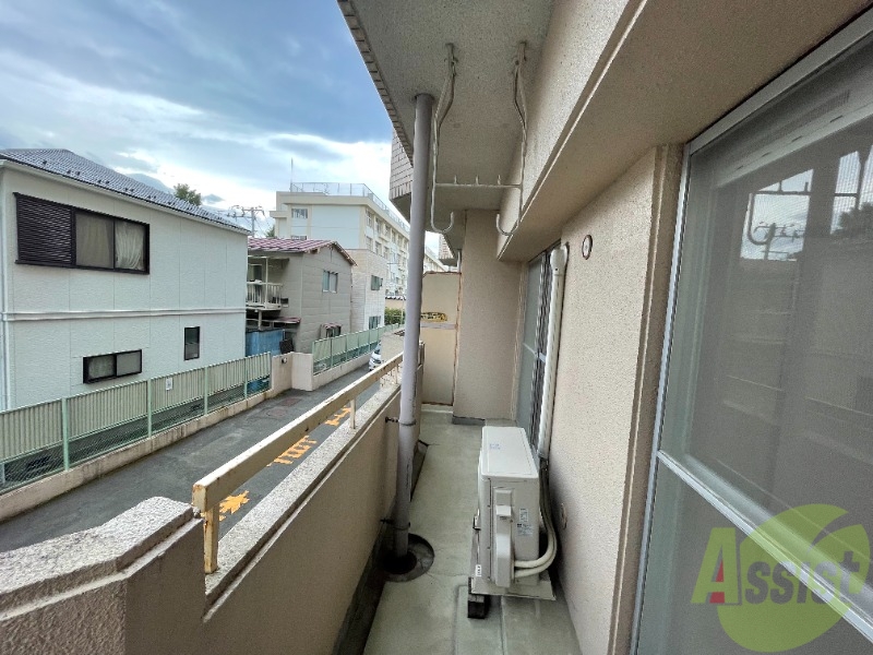 バルコニー　広いバルコニーでお洗濯もたくさん干せそうですね。